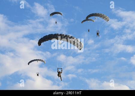 Hurlburt Field, Florida, USA. 24. April 2023. USA Spezialtaktiker der Luftwaffe, die dem 24. Spezialeinsatzflügel zugeteilt sind, führen militärische Freifalloperationen eines MC-130H-Kampftalon II durch, das dem 15. Spezialeinsatzgeschwader während des Emerald-Kriegers 23 am Eglin Range, Florida, am 24. April 2024 zugeteilt wurde. Emerald Warrior ist die größte gemeinsame Spezialübung, an der die USA beteiligt sind Das Spezialkommando bildet sich aus, um auf verschiedene Bedrohungen im gesamten Konfliktspektrum zu reagieren. (Foto: Joshua De Guzman) (Bild: © USA Air Force/ZUMA Press Wire Service/ZUMAp Stockfoto