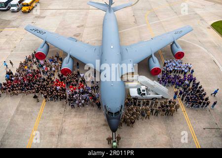 28. April 2023 - MacDill Air Force Base, Florida, USA - Reserve Officer Training Corps und Junior ROTC Cadets, zusammen mit 6. Air Tanken Wing Führung posieren für ein Gruppenfoto vor einem KC-135 Stratotanker während des Military Career Day am MacDill Air Force Base, Florida, 28. April 2023. Die Veranstaltung bot den Studenten die Gelegenheit, eine interaktive Tour mit statischen Darstellungen, Ausstellungen und Demonstrationen von MacDills Flugzeugen, Einheiten und Missionspartnern zu erhalten. (Foto: Alexander Cook) (Kreditbild: © USA Air Force/ZUMA Press Wire Service/ZUMAprilESS.com) NUR REDAKTIONELLE VERWENDUNG! Stockfoto