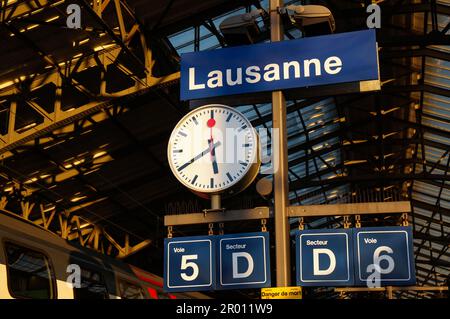 Bahnhof Lausanne am Abend Stockfoto