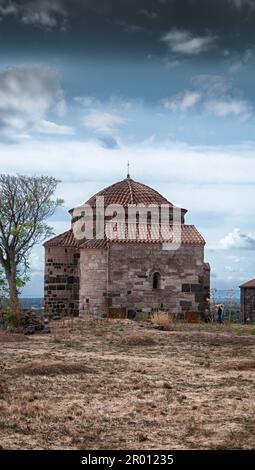 Nuraghe UND BYZANTINISCHE KIRCHE von Santa Sabina AUF SARDINIEN Stockfoto