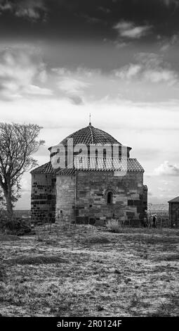 Nuraghe UND BYZANTINISCHE KIRCHE von Santa Sabina AUF SARDINIEN Stockfoto