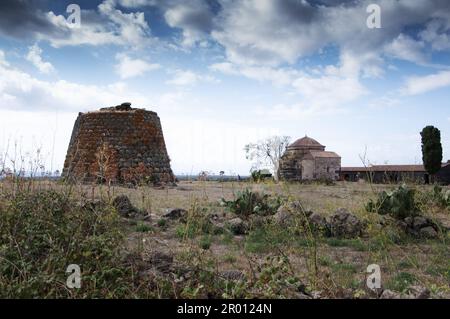 Nuraghe UND BYZANTINISCHE KIRCHE von Santa Sabina AUF SARDINIEN Stockfoto