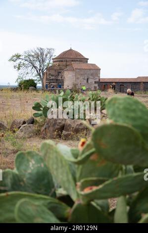 Nuraghe UND BYZANTINISCHE KIRCHE von Santa Sabina AUF SARDINIEN Stockfoto