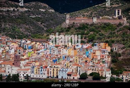 Blick auf die farbenfrohe Altstadt und die Burg Malaspina von Bosa in den grünen Bergen von Sardinien Stockfoto