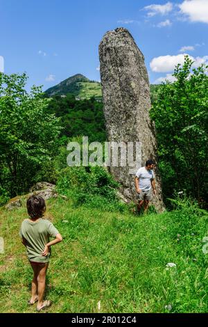 Gran Menhir de Counozouls, valle de Aude, Roussillon, pirineos orientales, Francia, europa Stockfoto