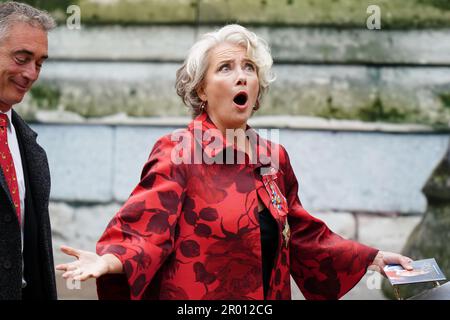 Dame Emma Thompson und Ehemann Greg Wise (links) kommen vor der Krönungszeremonie von König Karl III. Und Königin Camilla in Westminster Abbey, London. Foto: Samstag, 6. Mai 2023. Stockfoto