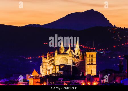 Kathedrale von Mallorca mit dem puig Galatzo im Hintergrund, 13. Jahrhundert, historisch-künstlerisches Denkmal, Palma, mallorca, balearen, spanien, eur Stockfoto