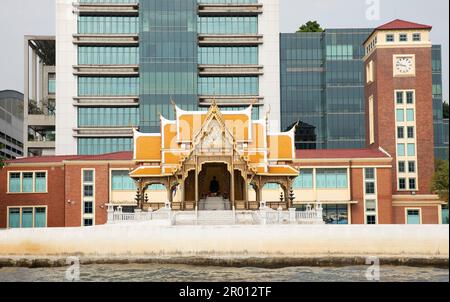 BANGKOK, THAILAND - 17. FEBRUAR 2023: Siriraj Bimukstan Museum der thailändische königliche Pavillon befindet sich im Siriraj Hospital in der Nähe des Chao Phraya Flusses Stockfoto