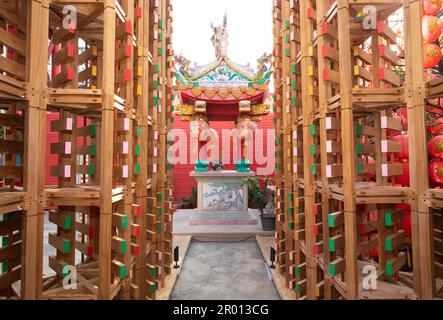 BANGKOK, THAILAND - FEBRUAR 12 : "The Wood Street Pavilion" aus Holz am Jao Mae Thubtim Shrine am 12. Februar 2023 in Bangkok Stockfoto