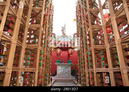 BANGKOK, THAILAND - FEBRUAR 12 : "The Wood Street Pavilion" aus Holz am Jao Mae Thubtim Shrine am 12. Februar 2023 in Bangkok Stockfoto
