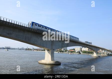 BANGKOK, THAILAND - FEBRUAR 12 : Chaloem Ratchamongkon Line oder MRT Blue Line, die am 12. Februar 2023 in Bangkok, Tha den Fluss Chao Phraya überquert Stockfoto