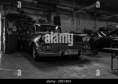 Ein alter Caddilac in Originalzustand steht in einer Werkstatt Stockfoto