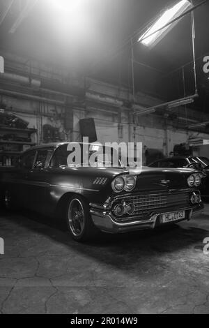 Ein alter Caddilac in Originalzustand steht in einer Werkstatt Stockfoto