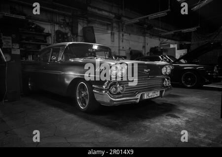Ein alter Caddilac in Originalzustand steht in einer Werkstatt Stockfoto