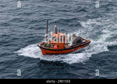 Ein kleines seismisches Arbeitsboot von Norpower nähert sich einem Schiff, bereit für einen Personaltransfer in leicht gehackten Meeren vor Gabun. Stockfoto