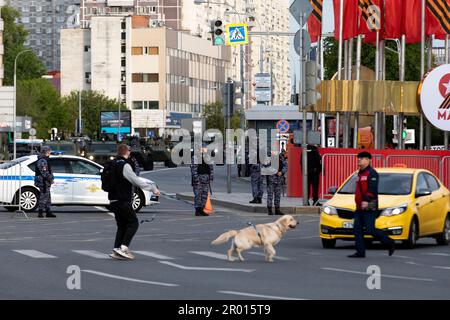 Moskau, Russland. 4. Mai 2023. Die Menschen überqueren eine Fußgängerüberquerung auf dem Taganskaya-Platz während der Passage von Militärfahrzeugen in Richtung Roter Platz, um an einer Nachtprobe für die Siegesparade in Moskau, Russland, teilzunehmen. Die Parade findet am 9. Mai auf dem Roten Platz in Moskau statt, um 78 Jahre des Sieges im Zweiten Weltkrieg zu feiern. Stockfoto