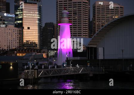 Sydney, Australien, 6. Mai 2023. In einer für König Karl III. Und das britische Volk und Commonwealth weithin als störend empfundenen Situation sagte der neue Arbeitermeister von NSW Chris Minns die Beleuchtung des Opernhauses von Sydney ab, um Geld zu sparen, nachdem die vorherige Landesregierung eine Ausstellung des organisiert hatte King’s "cypher" (das offizielle königliche Monogramm). Statt dessen wurden zwei weniger bedeutende Gebäude, der Cape Bowling Green Lighthouse (abgebildet) im Maritime Museum in Pyrmont und das Admiralty House in Kirribilli, 5pm in königlichem Lila beleuchtet, um die Krönung zu feiern. Kredit: Richard Milnes/Alamy Live News Stockfoto