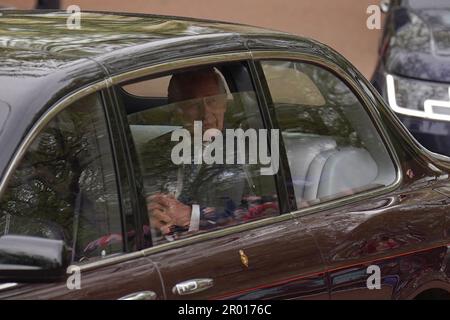 König Karl III. Verlässt Clarence House vor seiner Krönungszeremonie. Foto: Samstag, 6. Mai 2023. Stockfoto