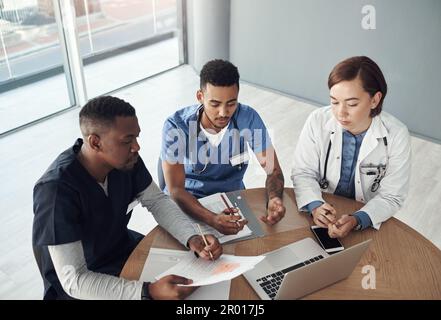 Unsere Gedanken zusammenbringen, um ein Leben zu retten. Erschoss eine Gruppe von Ärzten, die Arbeitsangelegenheiten in der Praxis diskutierten. Stockfoto