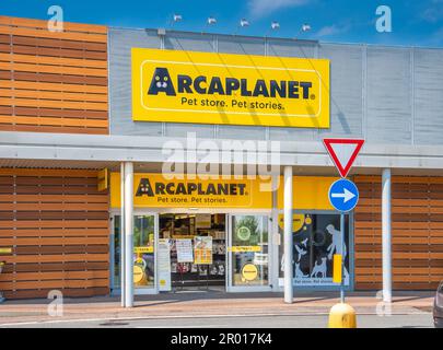 Carmagnola, Turin, Italien - 05. Mai 2023: Arcaplanet Haustiergeschäft Eingang mit Schild im Einkaufszentrum Graf von Carmagnola. Arcaplanet ist das größte Stockfoto