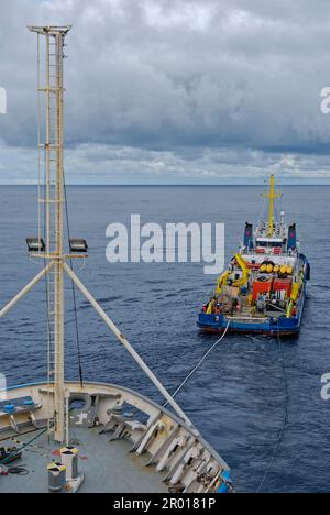 Das Offshore-Versorgungsschiff Wildebeest, das vor dem Mutterschiff Brennöl-Bunker an ein seismisches Forschungsschiff vor Gabun liefert. Stockfoto