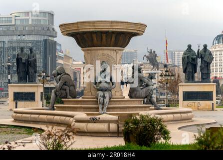 Skopje, Nordmazedonien. Die Mütter von Mazedonien Brunnenstatuen, mit der Statue der Heiligen Cyril und Methodius und Alexander dahinter Stockfoto