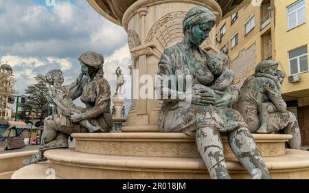 Skopje, Nordmazedonien. Die Mütter Mazedoniens Brunnenstatuen mit der Statue von Philip II. Von Mazedonien, Vater von Alexander dem Großen dahinter. Stockfoto