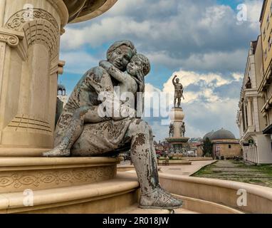 Skopje, Nordmazedonien. Die Mütter Mazedoniens Brunnenstatuen mit der Statue von Philip II. Von Mazedonien, Vater von Alexander dem Großen dahinter. Stockfoto