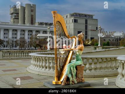 Mazedonisches Nationaltheater mit Statue einer Harfenspielerin davor Stockfoto