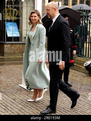 Die First Lady der Ukraine Olena Zelenska und der ukrainische Premierminister Denys Shmyhal (rechts) treffen in Westminster Abbey im Zentrum von London ein, vor der Krönungszeremonie von König Karl III. Und Königin Camilla. Foto: Samstag, 6. Mai 2023. Stockfoto