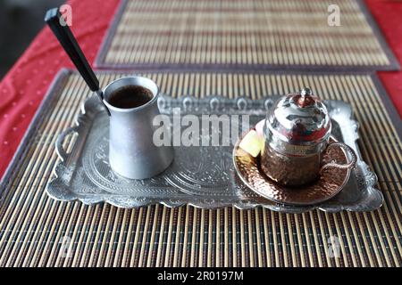Kaffee im Cezve auf dem Tablett im Restaurant Stockfoto