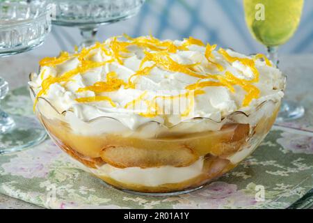 Zitronenfleck mit Limoncello-Likör Stockfoto