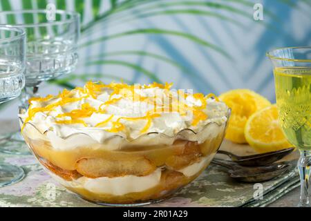 Zitronenfleck mit Limoncello-Likör Stockfoto