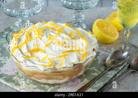 Zitronenfleck mit Limoncello-Likör Stockfoto