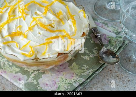 Zitronenfleck mit Limoncello-Likör Stockfoto