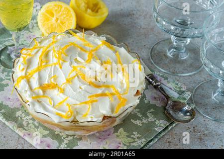 Zitronenfleck mit Limoncello-Likör Stockfoto