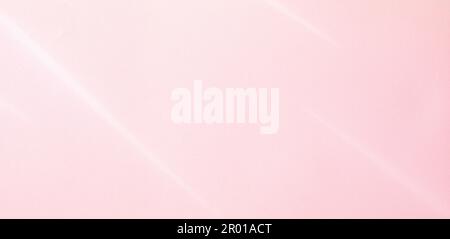 Rosafarbener Papierhintergrund mit Sonnenstrahlen darauf Stockfoto