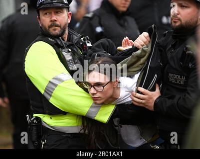 London, Großbritannien. 06. Mai 2023. London, Großbritannien. 6. Mai 2023. Just Stop Oil Demonstranten werden in der Mall vor der Krönung von König Charles verhaftet. Kredit: Doug Peters/Alamy Live News Stockfoto