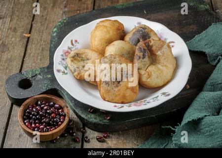 Kantonesisch gebratene rote Bohnen-Donut-Brötchen Stockfoto