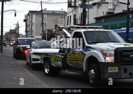 Paterson, Usa. 05. Mai 2023. Gestohlenes Honda Fahrzeug auf dem Tieflader, das darauf wartet, nach der Bergung an einen sicheren Ort abgeschleppt zu werden. Ein gestohlenes Fahrzeug wurde in Paterson, New Jersey, gefunden. Die Verdächtigen wurden Berichten zufolge in der East 18. Street angehalten und in Gewahrsam genommen, wo die Behörden das Fahrzeug in Besitz nahmen und die Verdächtigen in Gewahrsam nahmen. Kredit: SOPA Images Limited/Alamy Live News Stockfoto