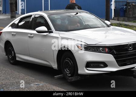 Paterson, Usa. 05. Mai 2023. Gestohlenes Honda Fahrzeug, das von der Paterson Polizei geborgen wurde. Ein gestohlenes Fahrzeug wurde in Paterson, New Jersey, gefunden. Die Verdächtigen wurden Berichten zufolge in der East 18. Street angehalten und in Gewahrsam genommen, wo die Behörden das Fahrzeug in Besitz nahmen und die Verdächtigen in Gewahrsam nahmen. Kredit: SOPA Images Limited/Alamy Live News Stockfoto