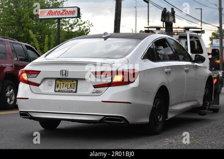 Paterson, Usa. 05. Mai 2023. Gestohlenes Honda Fahrzeug auf dem Tieflader, das darauf wartet, nach der Bergung an einen sicheren Ort abgeschleppt zu werden. Ein gestohlenes Fahrzeug wurde in Paterson, New Jersey, gefunden. Die Verdächtigen wurden Berichten zufolge in der East 18. Street angehalten und in Gewahrsam genommen, wo die Behörden das Fahrzeug in Besitz nahmen und die Verdächtigen in Gewahrsam nahmen. Kredit: SOPA Images Limited/Alamy Live News Stockfoto