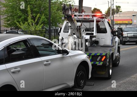 Paterson, Usa. 05. Mai 2023. Gestohlenes Honda Fahrzeug auf dem Tieflader, das darauf wartet, nach der Bergung an einen sicheren Ort abgeschleppt zu werden. Ein gestohlenes Fahrzeug wurde in Paterson, New Jersey, gefunden. Die Verdächtigen wurden Berichten zufolge in der East 18. Street angehalten und in Gewahrsam genommen, wo die Behörden das Fahrzeug in Besitz nahmen und die Verdächtigen in Gewahrsam nahmen. Kredit: SOPA Images Limited/Alamy Live News Stockfoto