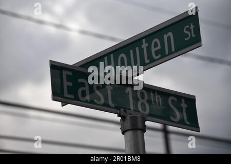 Paterson, Usa. 05. Mai 2023. East 18. Street Schild, wo die mutmaßlichen Diebe von der Paterson Polizei angehalten wurden. Ein gestohlenes Fahrzeug wurde in Paterson, New Jersey, gefunden. Die Verdächtigen wurden Berichten zufolge in der East 18. Street angehalten und in Gewahrsam genommen, wo die Behörden das Fahrzeug in Besitz nahmen und die Verdächtigen in Gewahrsam nahmen. Kredit: SOPA Images Limited/Alamy Live News Stockfoto