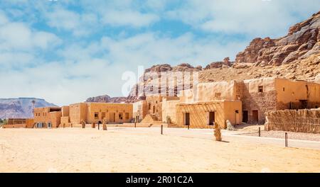 Altstadtstraße Al Ula mit traditionellen Schlammhütten, Provinz Medina, Saudi-Arabien Stockfoto