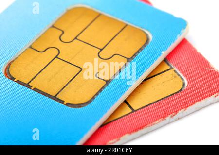 zwei alte SIM-Karten isoliert auf weißem Hintergrund Stockfoto