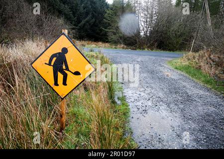 Straßenbauschild auf rauen Landwegen in einem abgelegenen Gebiet der Grafschaft donegal in Rain republik irland Stockfoto