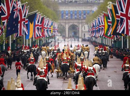 Der Diamond Jubilee State Coach, begleitet von der Eskorte des Sovereign's Escort of the Household Cavalry, reist entlang der Mall in der King's Procession zur Krönungszeremonie von König Karl III. Und Königin Camilla im Zentrum von London. Foto: Samstag, 6. Mai 2023. Stockfoto