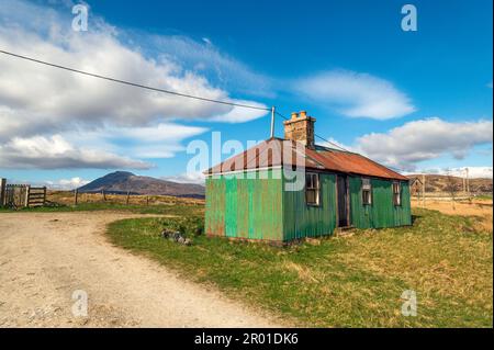 Old Corrugated Tin Cottage in Elphin auf der Strecke nach Loch Veyatie, Elphin in Assynt, Sutherland, Schottland Stockfoto