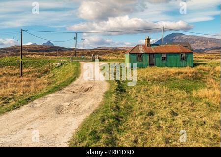 Old Corrugated Tin Cottage in Elphin auf der Strecke nach Loch Veyatie, Elphin in Assynt, Sutherland, Schottland Stockfoto